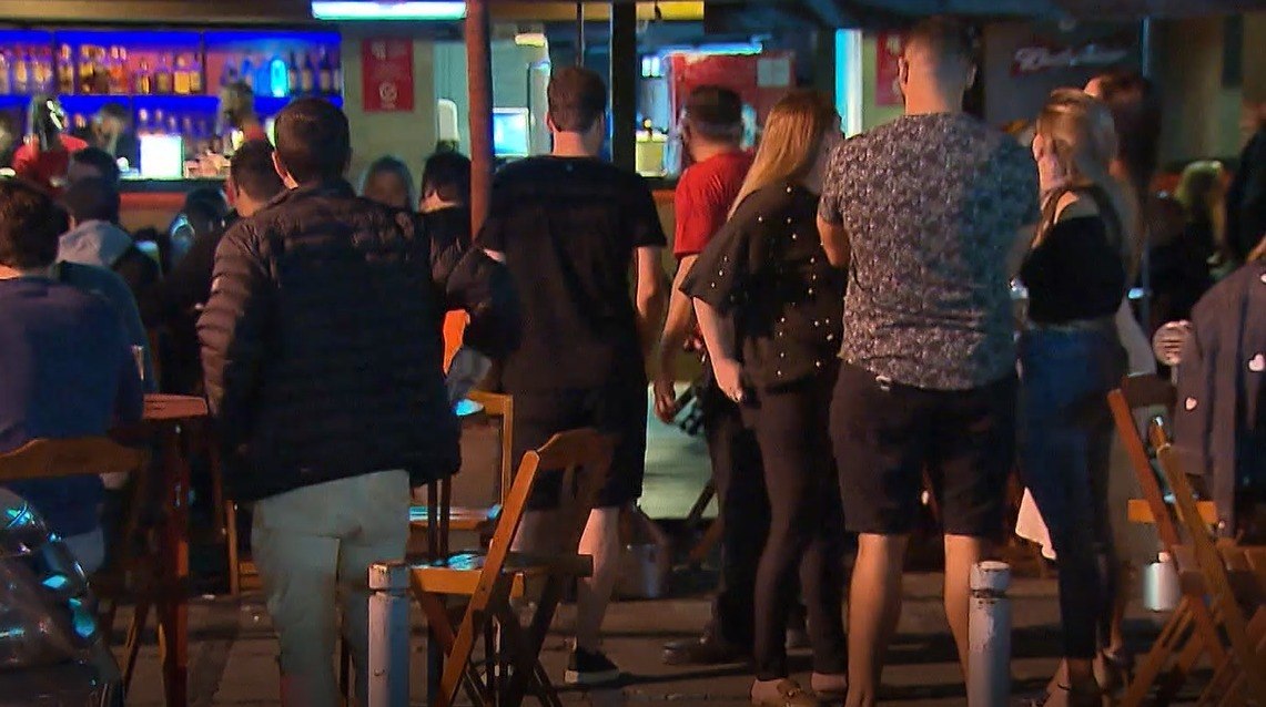 Decreto proíbe consumo de bebidas alcoólicas em áreas externas de bares após às 21h