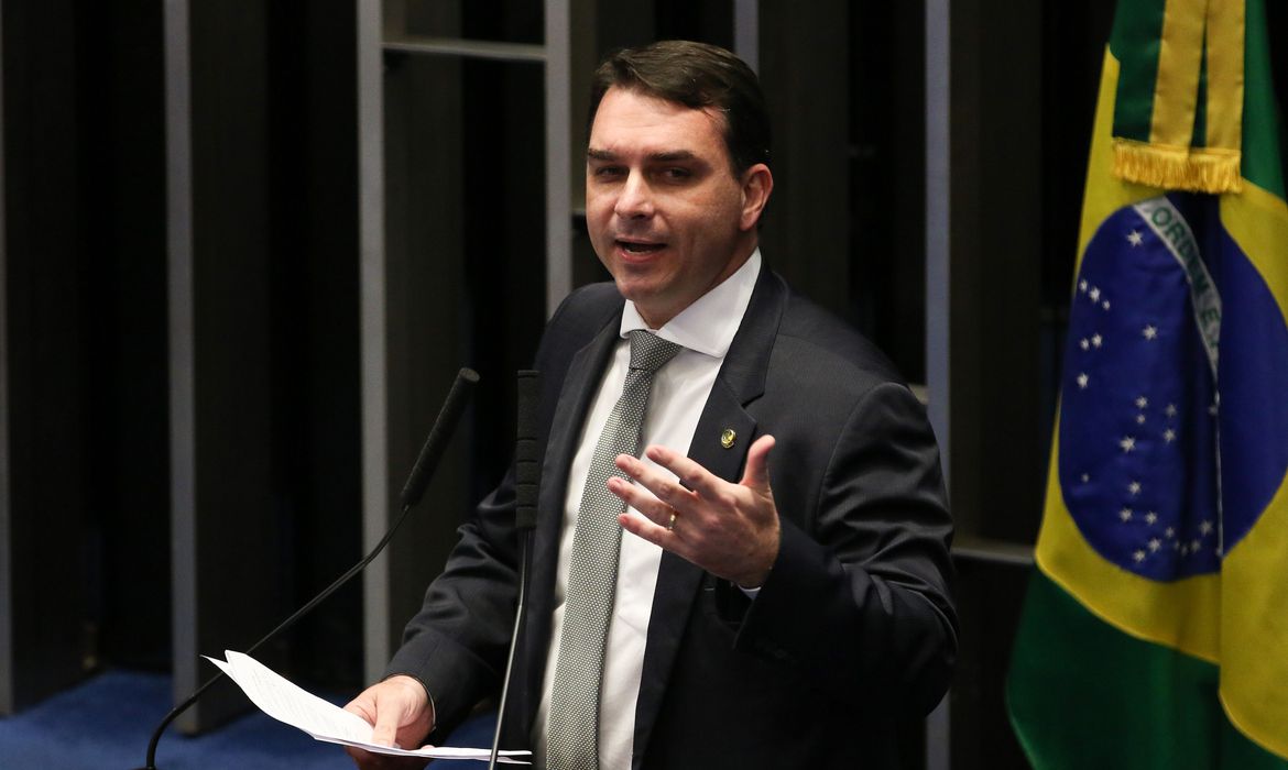 Flávio Bolsonaro anuncia estar curado da covid-19