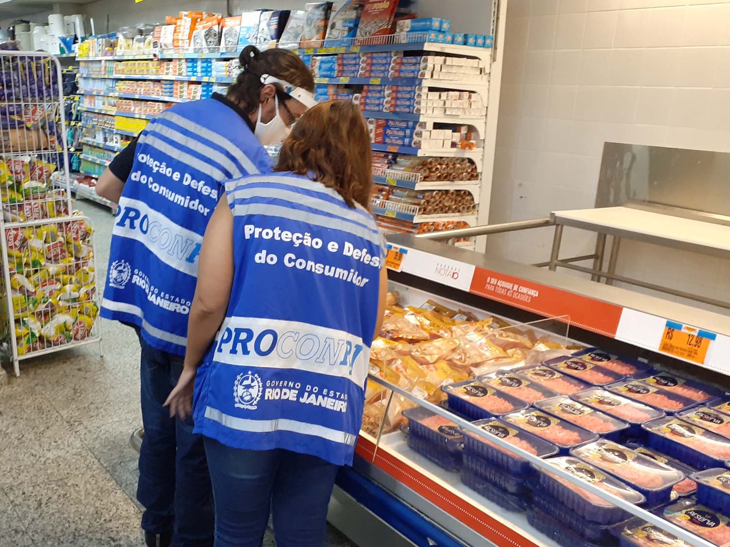 Fiscais do Procon-RJ descartam cerca de  110kg de alimentos em supermercados
