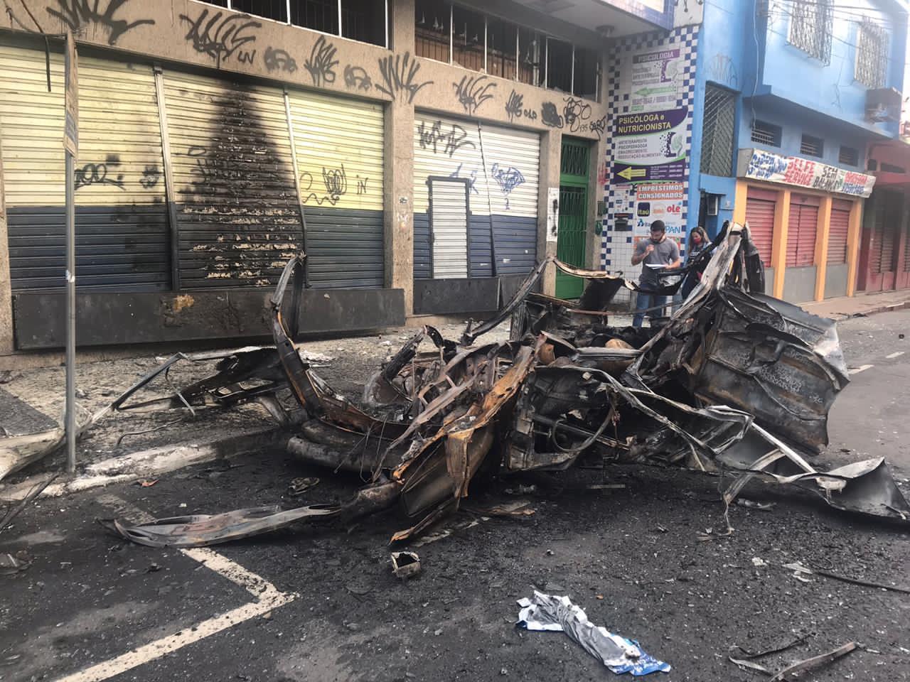 Defesa Civil vistoria edifícios  após explosão de carro no Centro