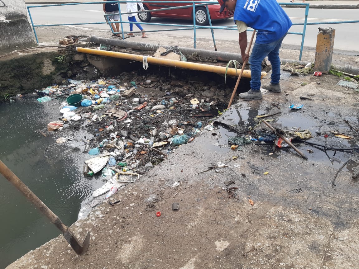 Prefeitura de Duque de Caxias pede que  moradores não joguem lixo nos rios e canais