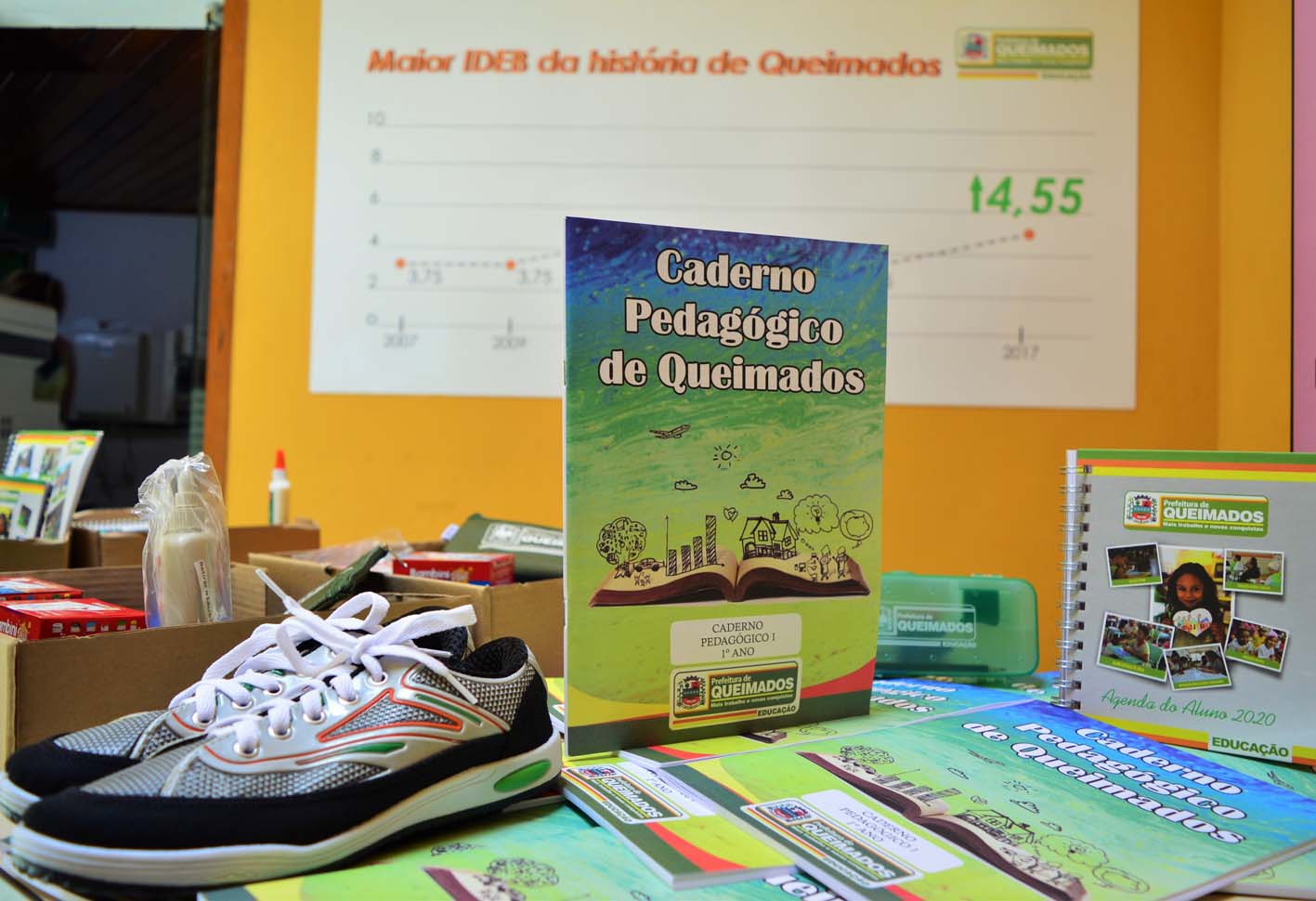 Queimados inicia distribuição de kits escolares  e apostilas pedagógicas às unidades municipais
