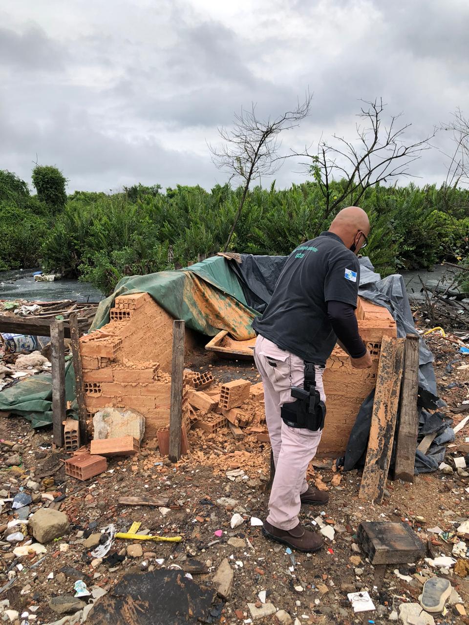 Secretaria do Ambiente e Inea destroem  carvoarias clandestinas em Duque de Caxias
