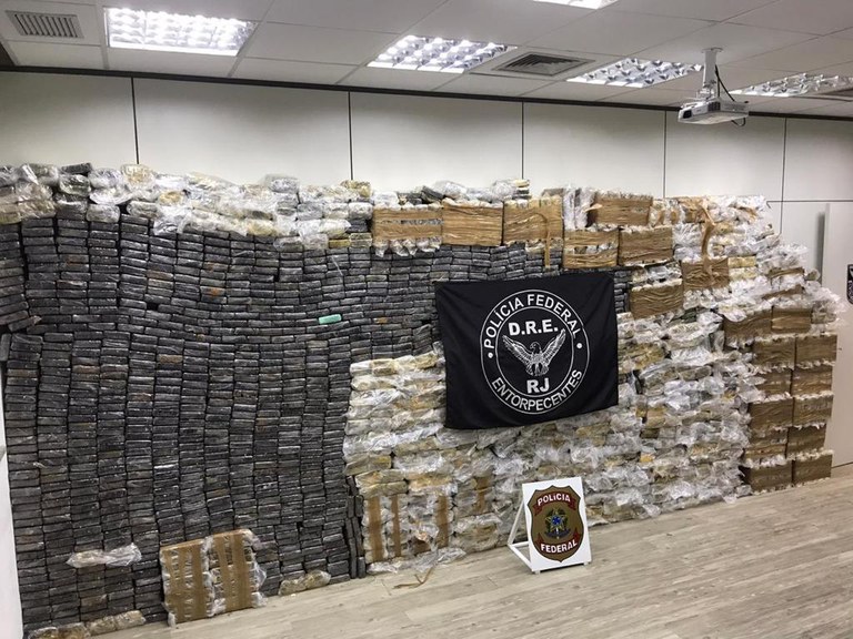 Polícia Federal apreende cerca de 2,5 toneladas de cocaína em Duque de Caxias