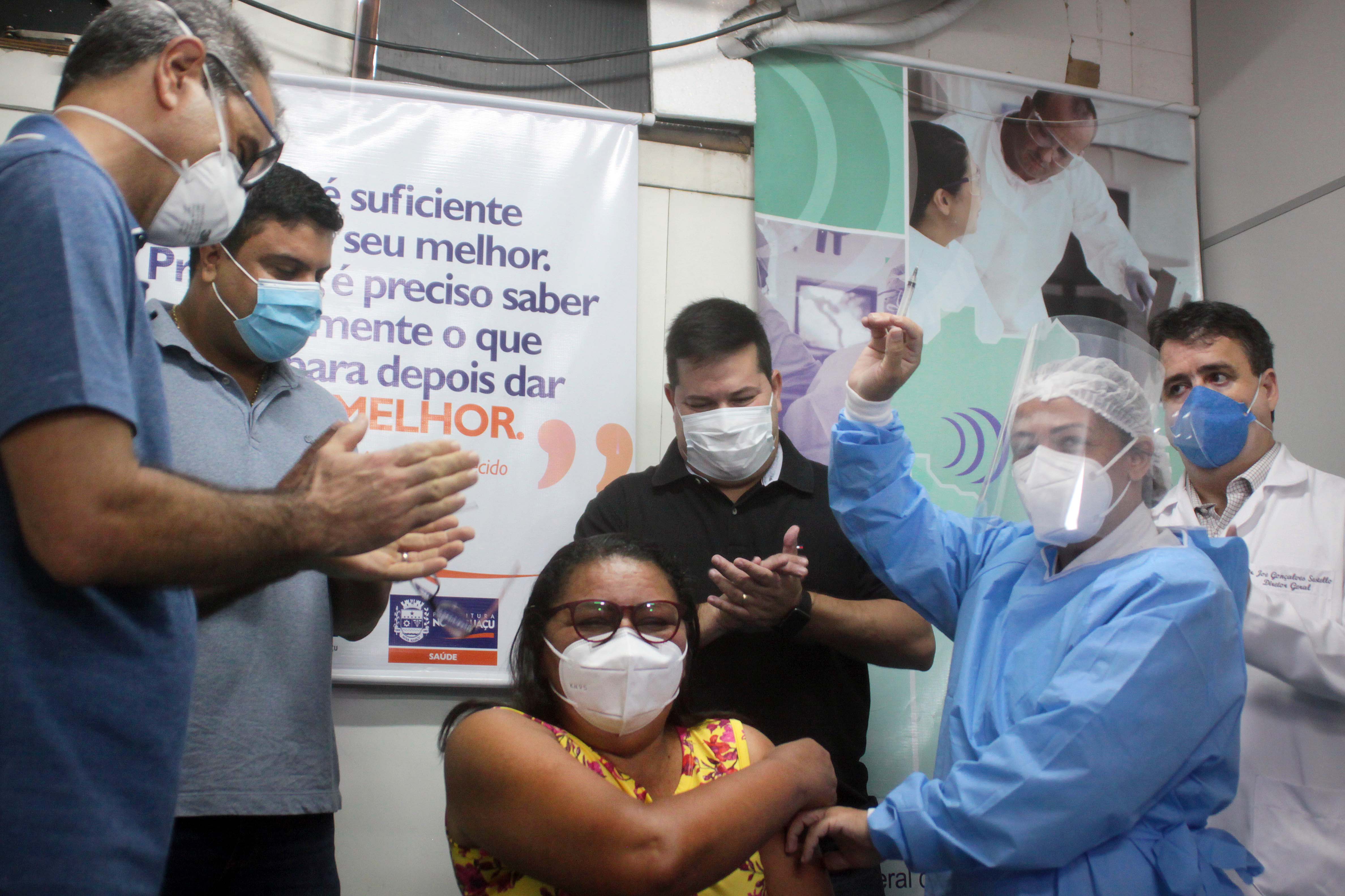 Técnica de Enfermagem do HGNI é a primeira pessoa a ser vacinada contra a Covid-19 em Nova Iguaçu