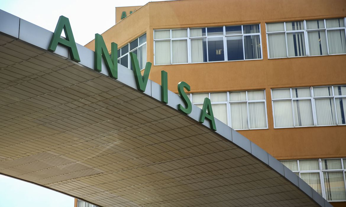 Anvisa se reúne domingo para definir  autorização emergencial de vacina