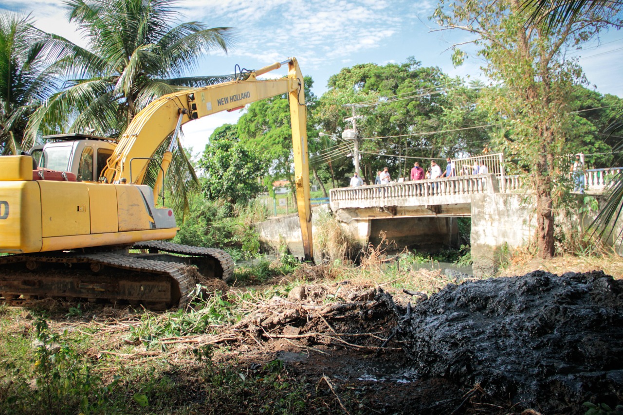 Secretaria do Ambiente começa a limpeza de rio e canal em Itaguaí