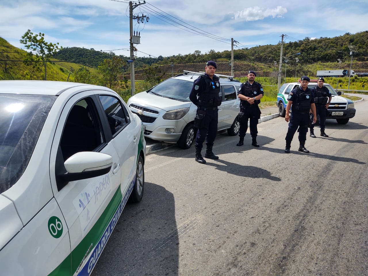 Guarda Municipal de Japeri recupera  carro abandonado no bairro Santa Inês