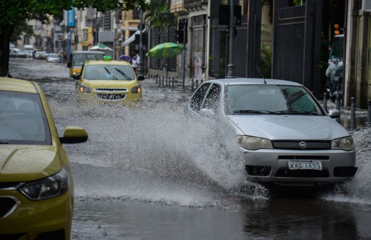 Chuva forte faz Rio de Janeiro entrar em estágio de atenção