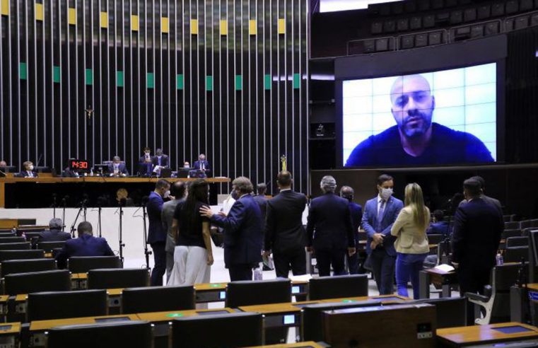 Câmara mantém prisão  de Daniel Silveira