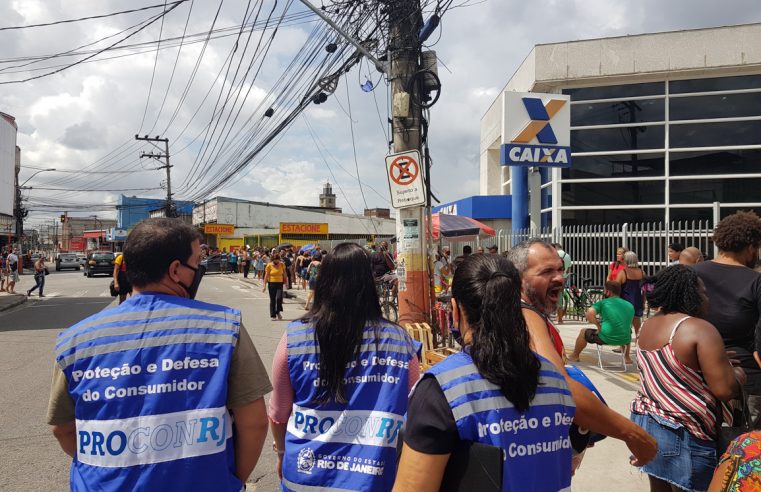 Procon-RJ flagra fila em banco com cerca  de 200 pessoas na Baixada Fluminense
