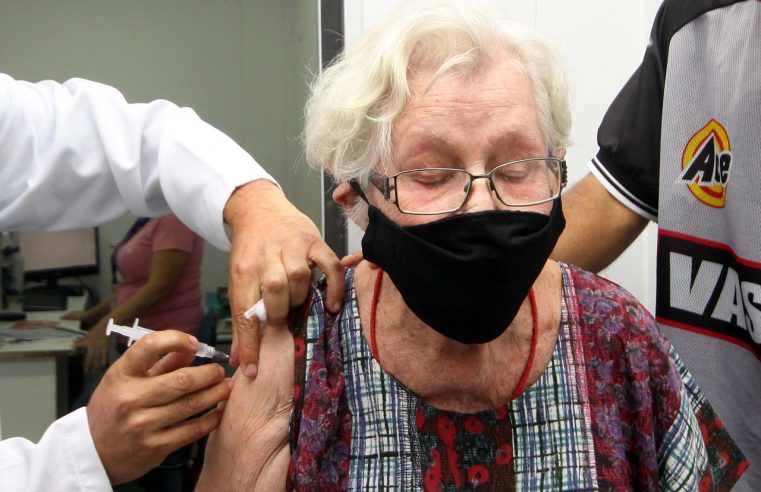 Nova Iguaçu vacina profissionais de  educação física acima de 60 anos