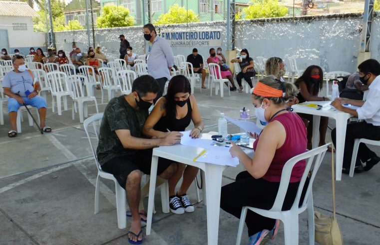 Futuros moradores do Parque Laranjeiras  assinam contrato de propriedade de imóveis