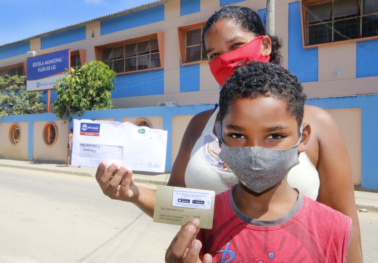 Prefeitura de Nova Iguaçu entrega cartão-alimentação  aos novos alunos da rede municipal de educação