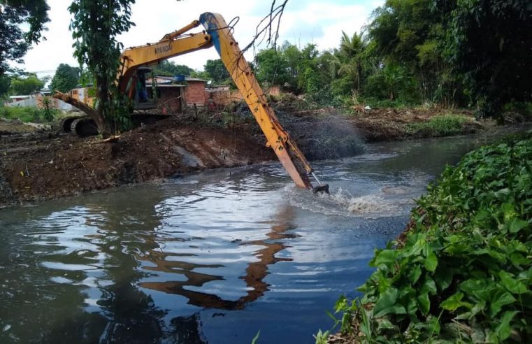 Prefeitura de Duque de Caxias limpa  rios e canais em toda a cidade