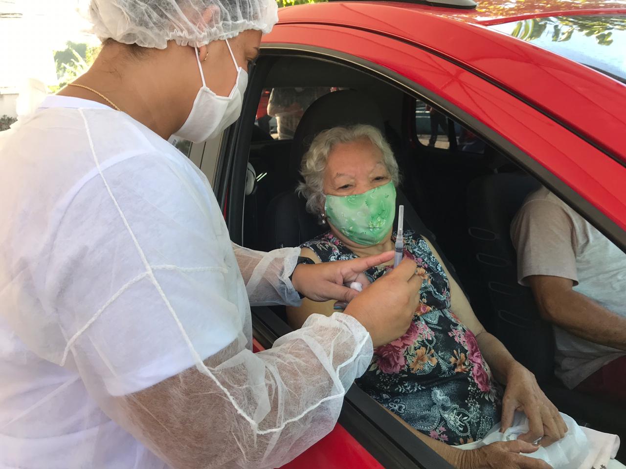 Duque de Caxias: bairro Dr. Laureano terá vacinação da segunda dose para idosos de 80 anos ou mais