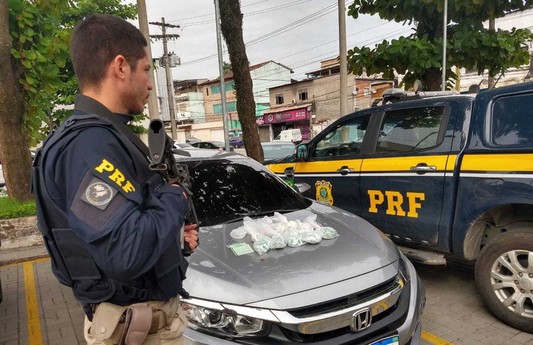PRF apreende mil papelotes de  cocaína em São João de Meriti