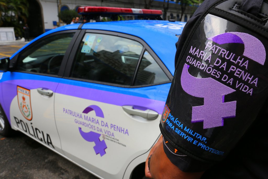 Cláudio Castro sanciona leis para coibir  violência doméstica contra mulheres