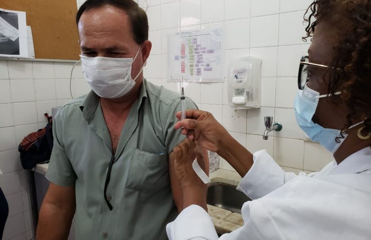Profissionais da Educação já estão sendo  vacinados contra a Covid-19 em Mesquita