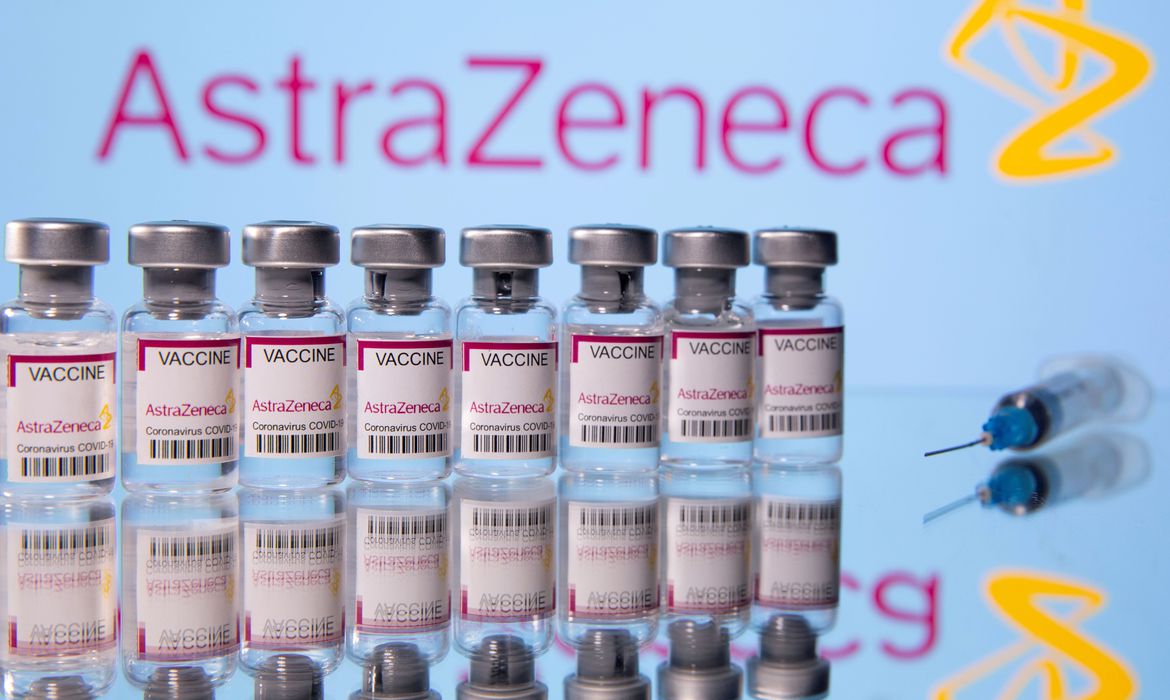 Terceira dose da AstraZeneca produz forte resposta imune, diz estudo