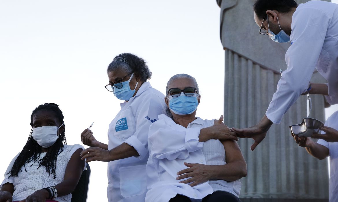 Rio de Janeiro completa 50% de pessoas  maiores de 18 anos já vacinadas