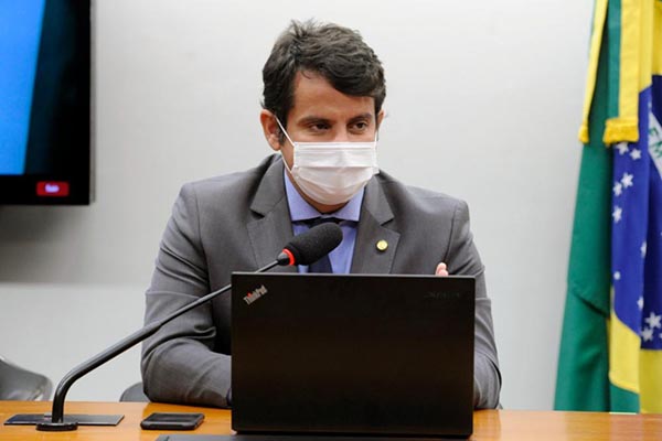 Proposta do Dr. Luizinho reduz alíquota de  contribuição para profissionais da área médica