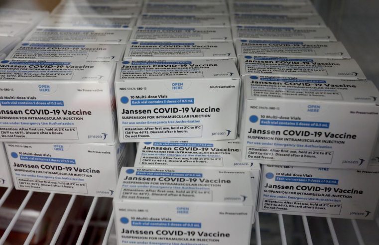 Novo lote com 300 mil doses da  vacina da Janssen chega ao Brasil