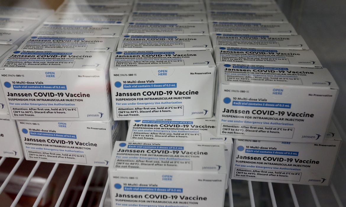 Novo lote com 300 mil doses da  vacina da Janssen chega ao Brasil