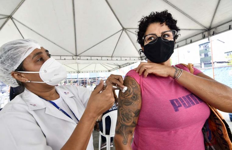 Nova Iguaçu vacina pessoas de 46 anos nesta sexta-feira