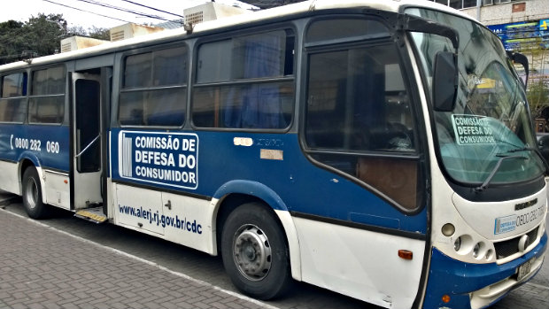 Ônibus do consumidor da Alerj atende à população  no bairro Jardim Metrópole, em São João de Meriti