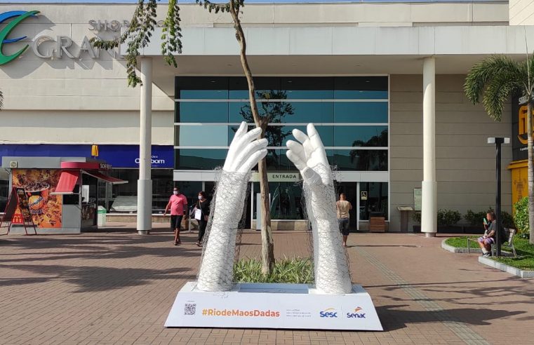 Shopping Grande Rio recebe escultura do movimento “Rio de Mãos Dadas”