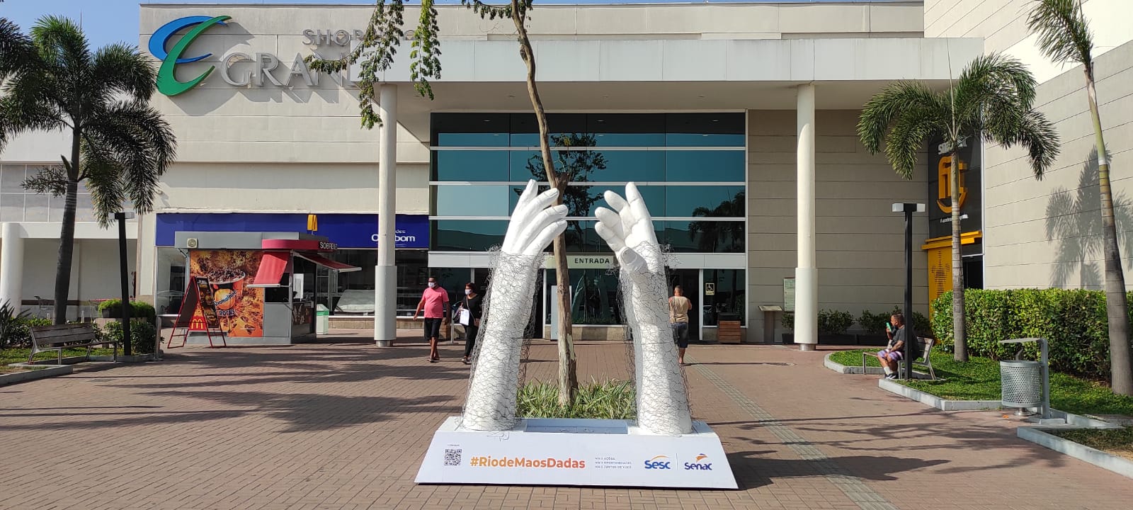 Shopping Grande Rio recebe escultura do movimento “Rio de Mãos Dadas”
