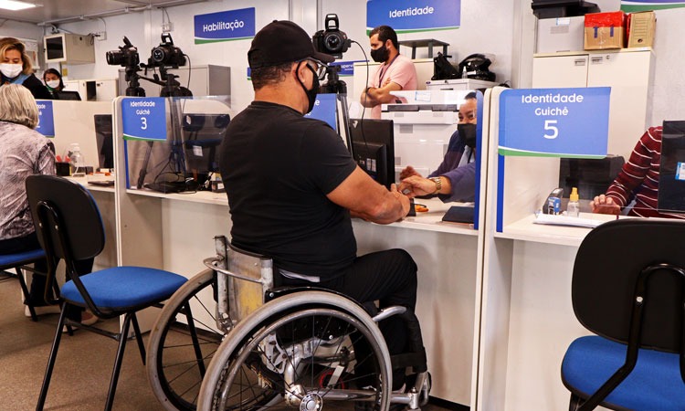 Pessoas com deficiência têm direito a isenção de taxas para carteiras de habilitação e de identidade