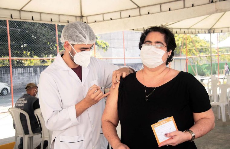 Nova Iguaçu vacina pessoas de 44 anos nesta terça-feira
