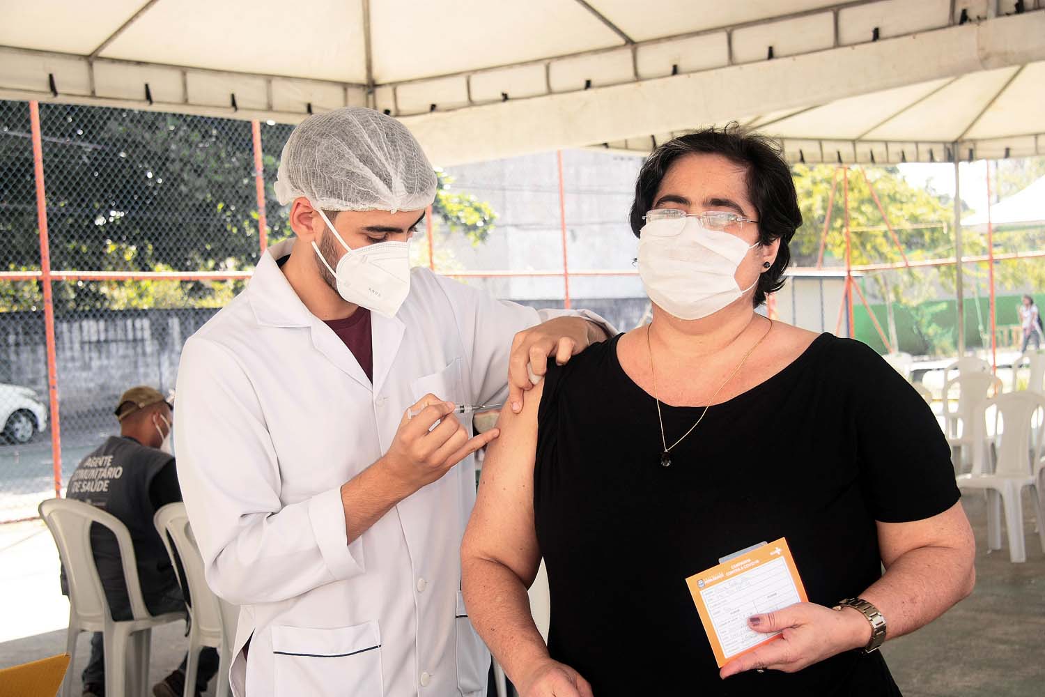 Nova Iguaçu vacina pessoas de 44 anos nesta terça-feira