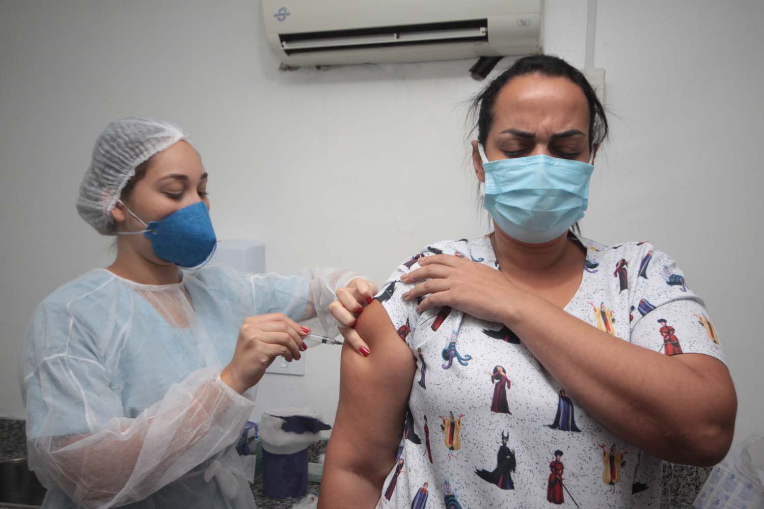 Nova Iguaçu vacina pessoas de  27 anos nesta sexta-feira (13)