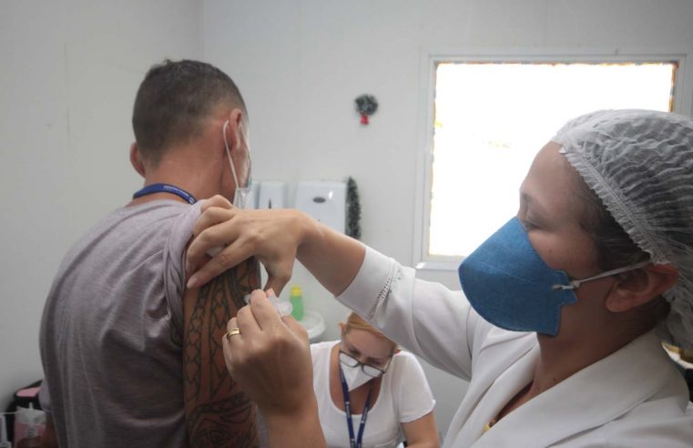Nova Iguaçu vacina pessoas  de 20 anos nesta terça-feira