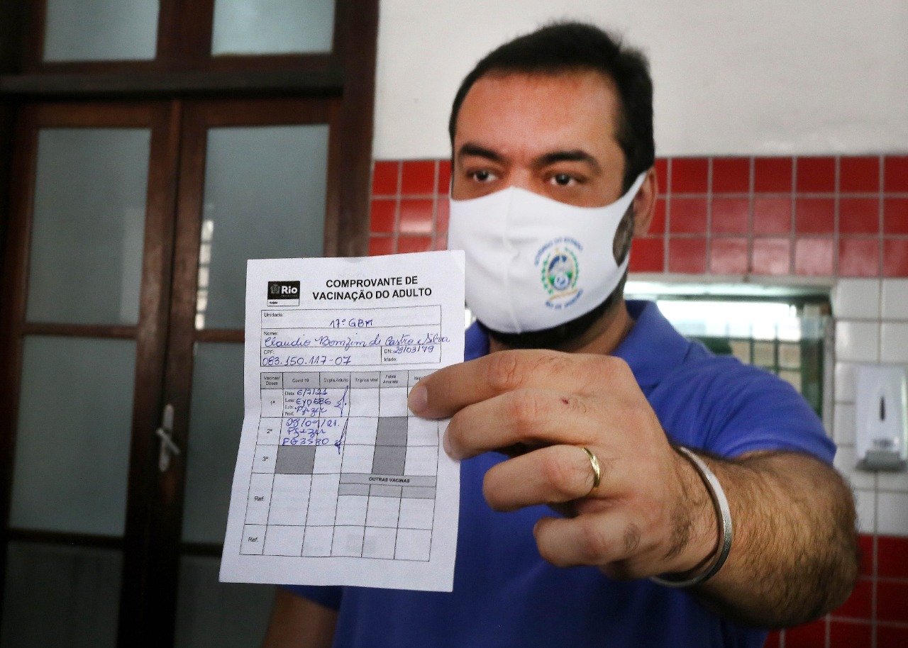 Cláudio Castro recebe segunda  dose da vacina contra a Covid-19