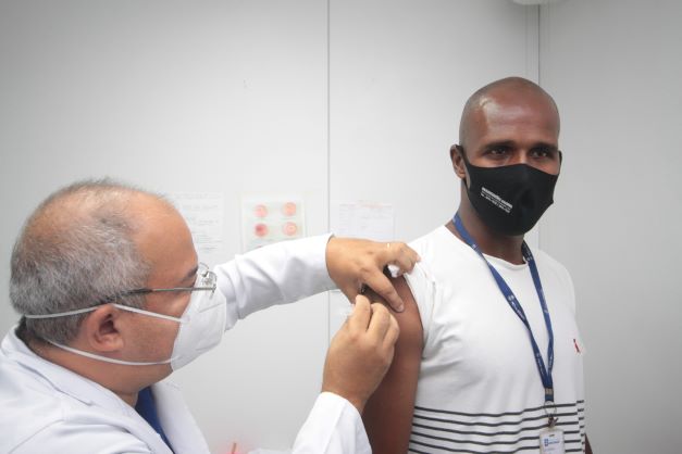 Nova Iguaçu vai vacinar profissionais da saúde nesta segunda (27)