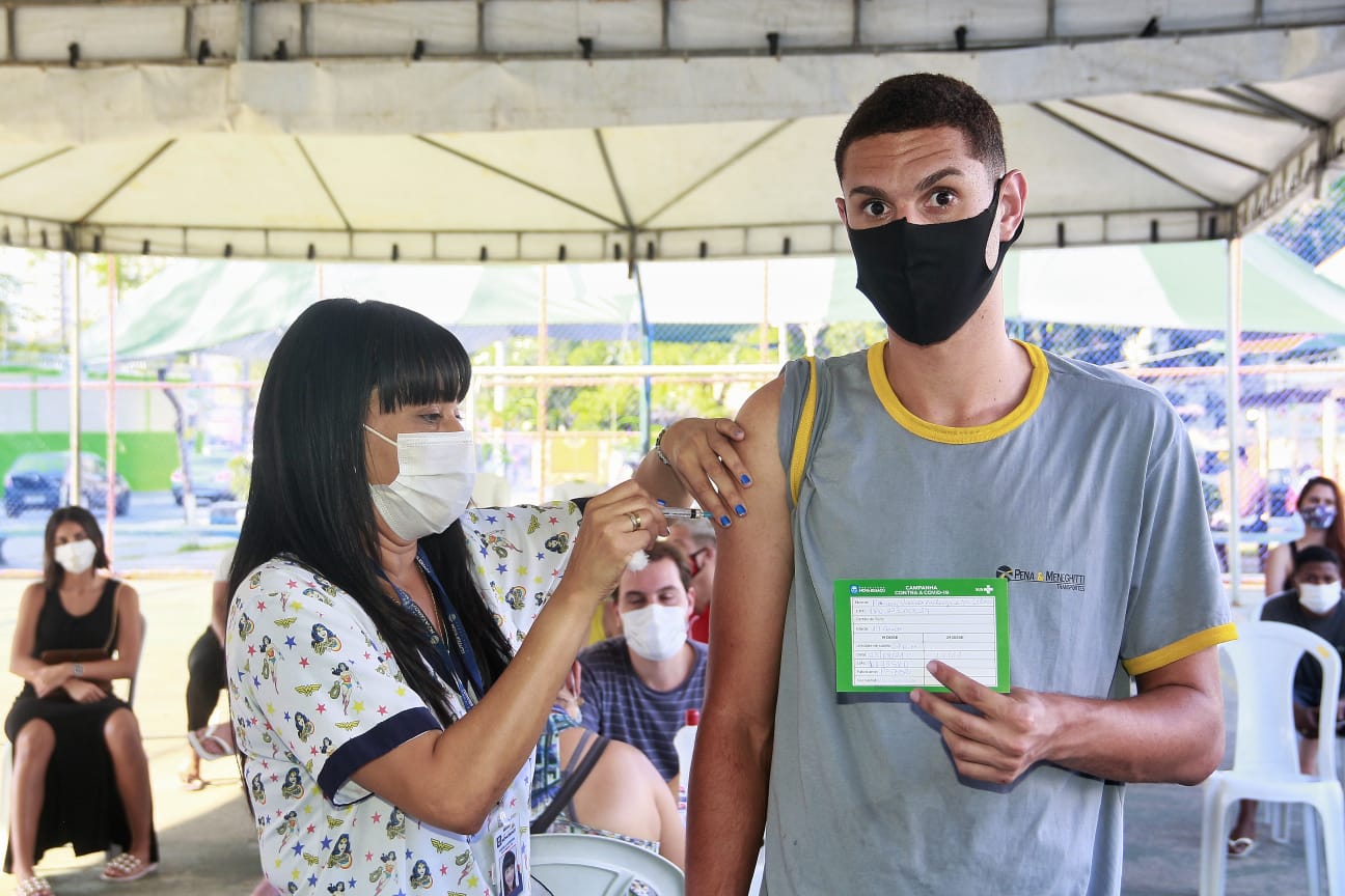 Nova Iguaçu segue vacinando  adolescentes de 16 anos nesta quinta