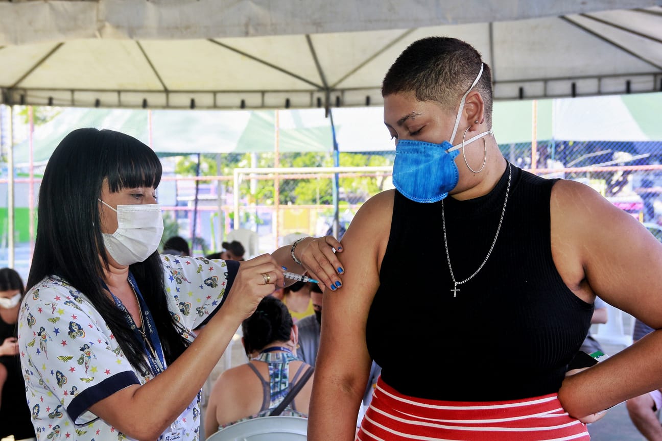 Nova Iguaçu vacina adolescentes de 14 anos neste sábado (18). Domingo (19) será exclusivamente para aplicação da dose de reforço