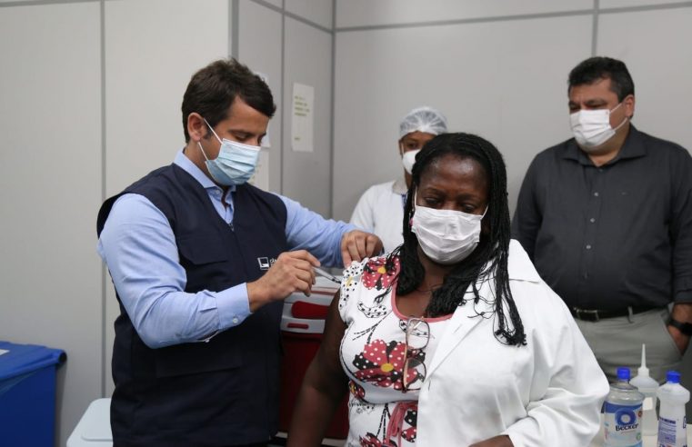 Doutor Luizinho acompanha início da vacinação de profissionais de saúde em Nova Iguaçu