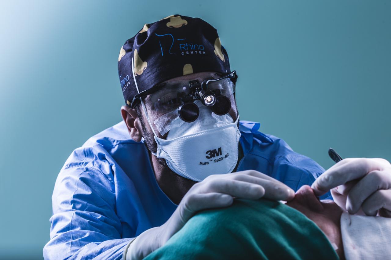 “Nenhum remédio afina o nariz”, afirma especialista em rinoplastia sobre o desafio do Roacutan