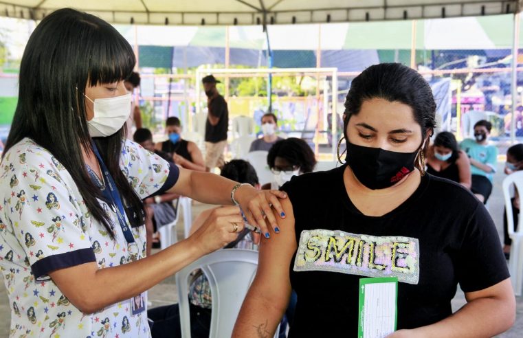 Nova Iguaçu vacina adolescentes  de 14 anos nesta quinta-feira