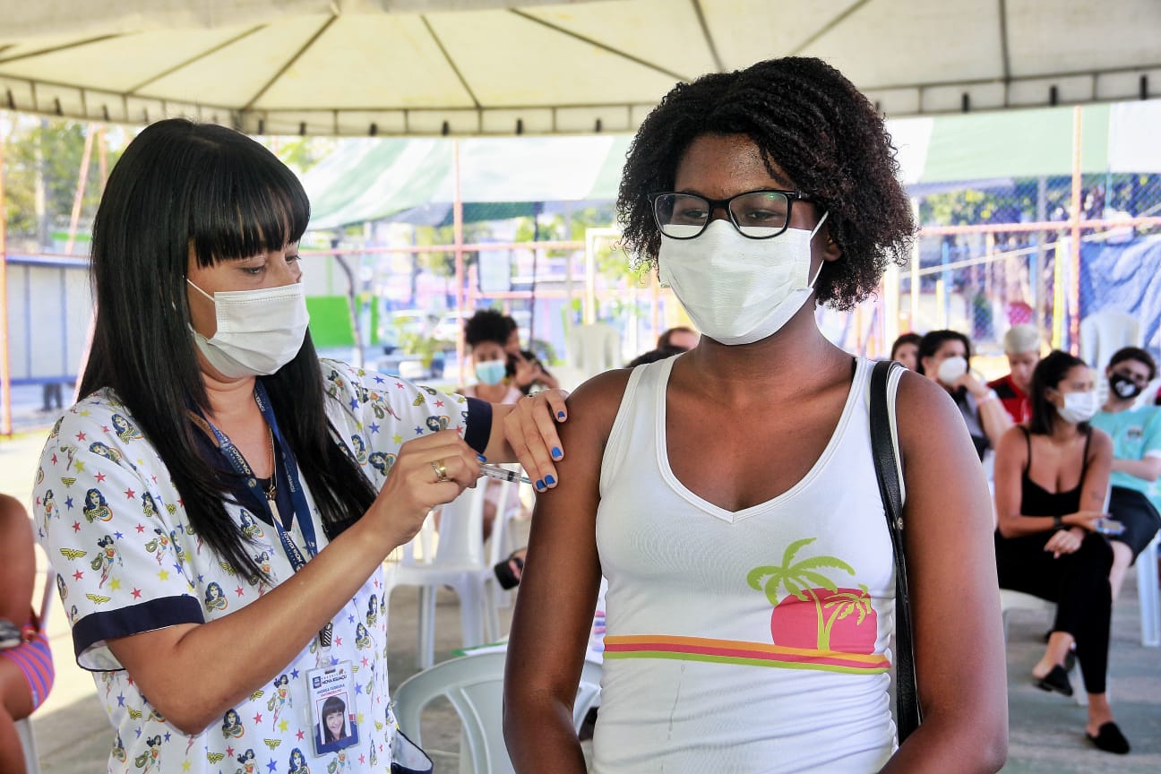 Nova Iguaçu vacina adolescentes  de 15 anos nesta terça-feira