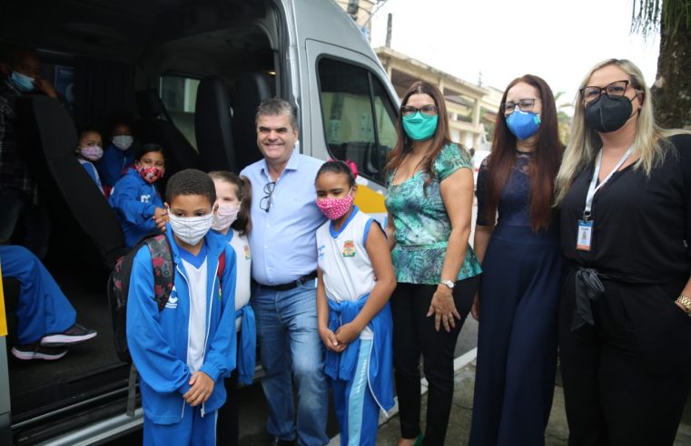 Prefeitura de Duque de Caxias entrega veículo escolar a alunos da rede municipal