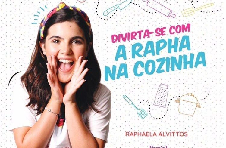 Atriz Raphaela Alvittos participa de tarde de autógrafos no Shopping Nova Iguaçu