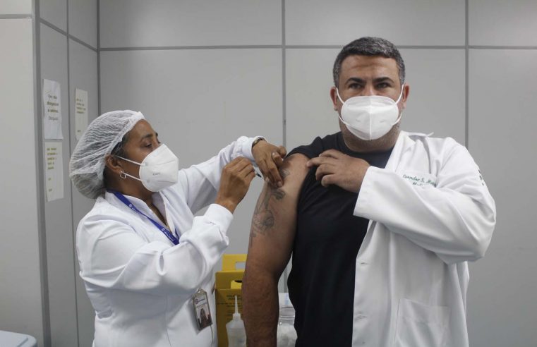 Nova Iguaçu segue aplicando dose  de reforço nos profissionais de saúde