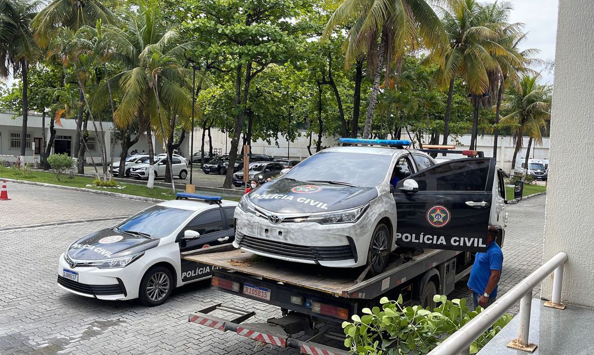 Agentes apreendem carro clonado da polícia em operação no Rio