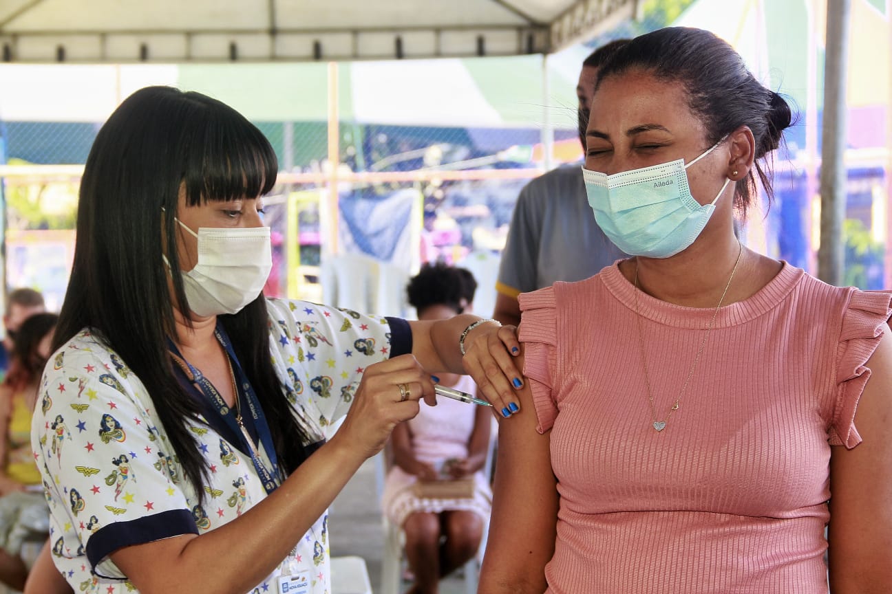 Nova Iguaçu vacina pessoas acima dos 12 anos nesta terça-feira